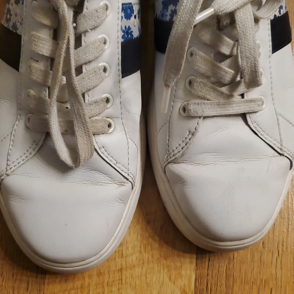 Kate Spade New York Keswick 2‎ White Leather Sneaker With Blue Floral Size 9B